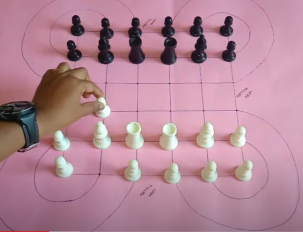Surakarta Indoor Board Game